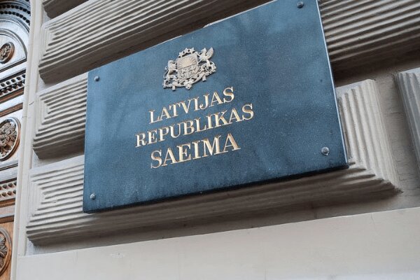 Сейм Латвии одобрил законопроект, запрещающий должникам по алиментам азартные игры