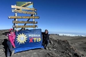 Сотрудники Merkur Поднимаются на Килиманджаро, чтобы Вывесить Флаг Бренда